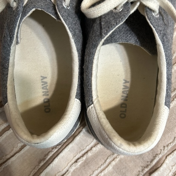 Grey soft brushed felt low top sneakers from Old Navy. Size 8. - Picture 6 of 8